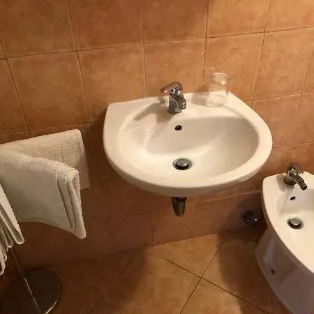 Tomsa Konukevi *